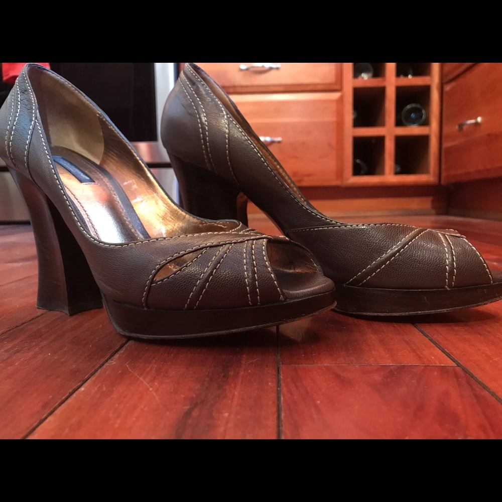 Peep toed pumps